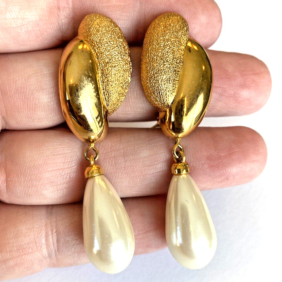 Signed Marvella Clip On Earrings Elegant Textured Goldtone & Faux Pearl Teardrop - Picture 3 of 6